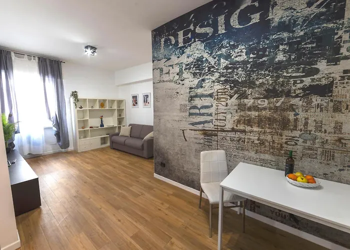 Liu Tiburtina In Apartment